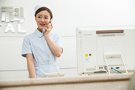 年轻女护士在接待处