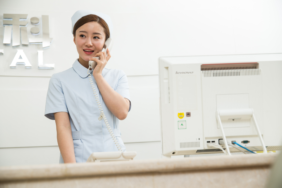 年轻女护士在接待处 年轻女护士在接待处