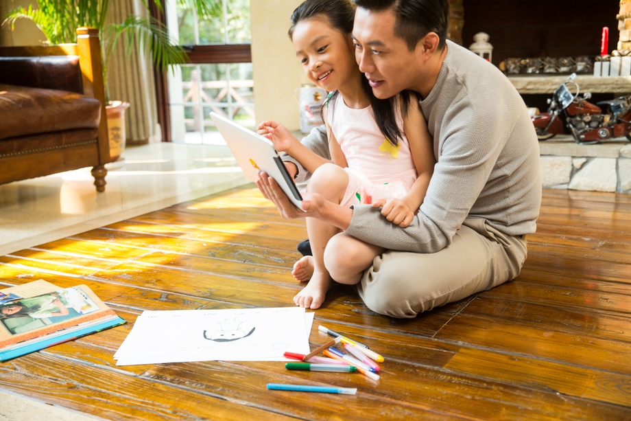 爸爸辅导女儿做作业图片 爸爸辅导女儿做作业图片