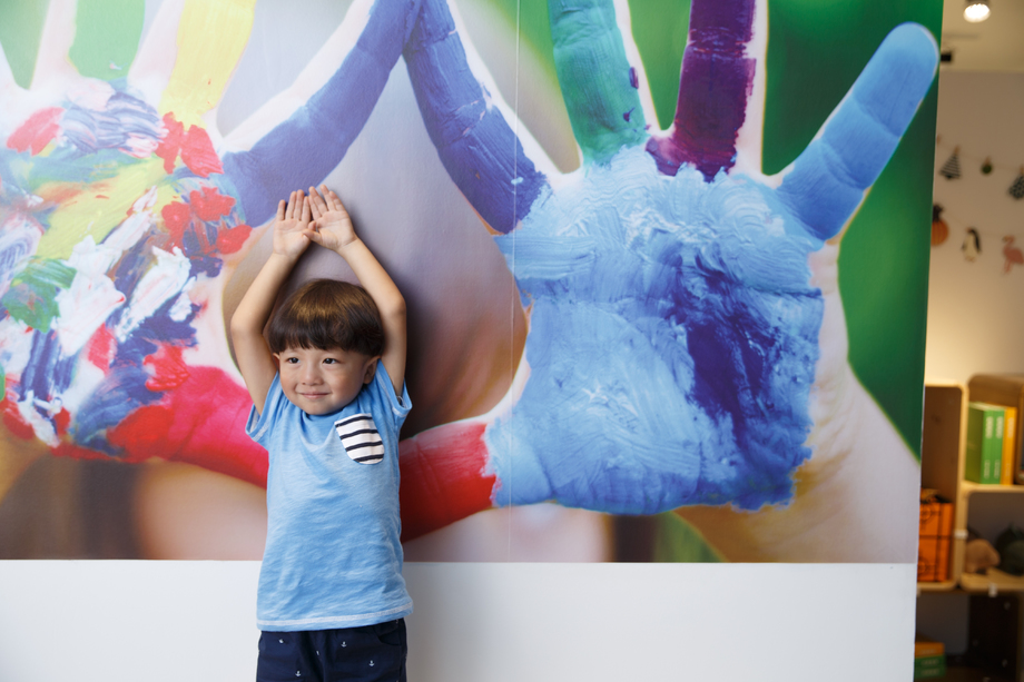 可爱的小男孩在玩耍照片