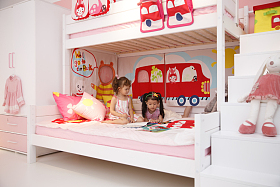 可爱的小女孩在卧室玩耍照片