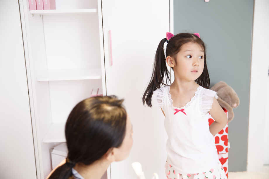 可爱的小女孩和妈妈玩耍图片