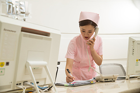 年轻女护士在接待处