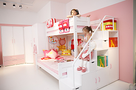 可爱的小女孩在卧室玩耍照片