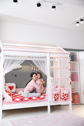 可爱的小女孩和妈妈在卧室玩耍