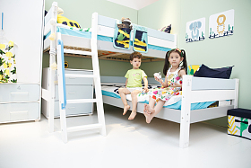 儿童在床上玩耍