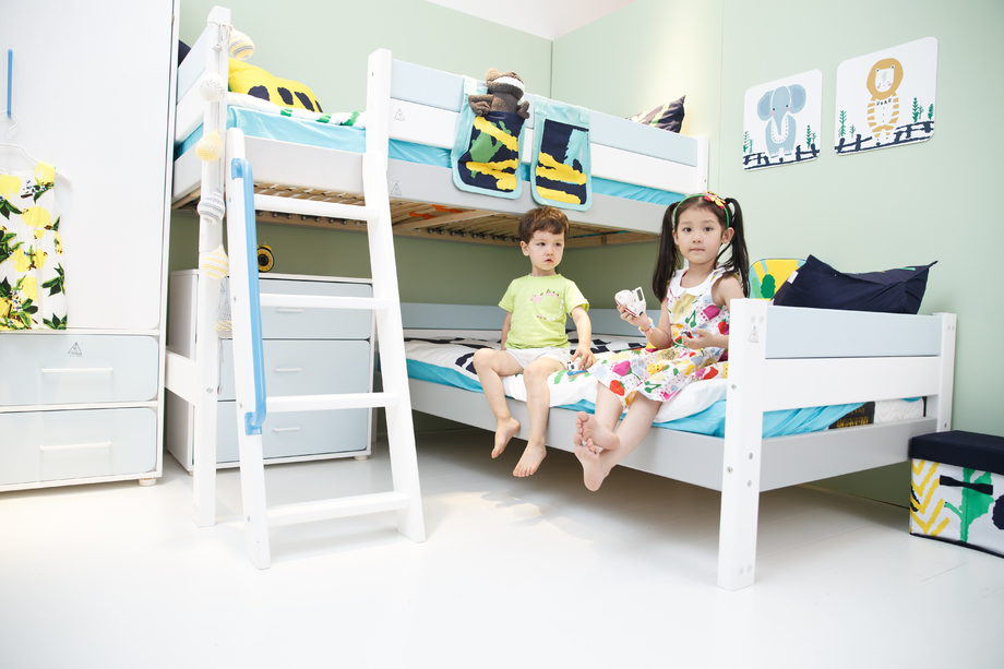 儿童在床上玩耍 儿童在床上玩耍