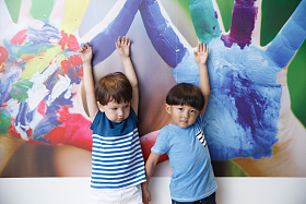 两个小男孩在卧室玩耍图片