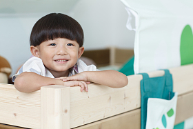 可爱的小男孩在玩耍照片