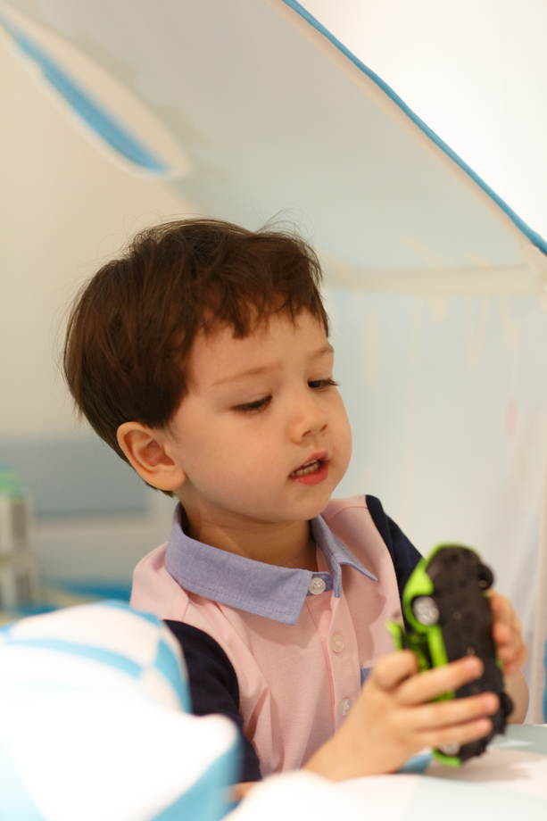 可爱的小男孩在游戏室 可爱的小男孩在游戏室