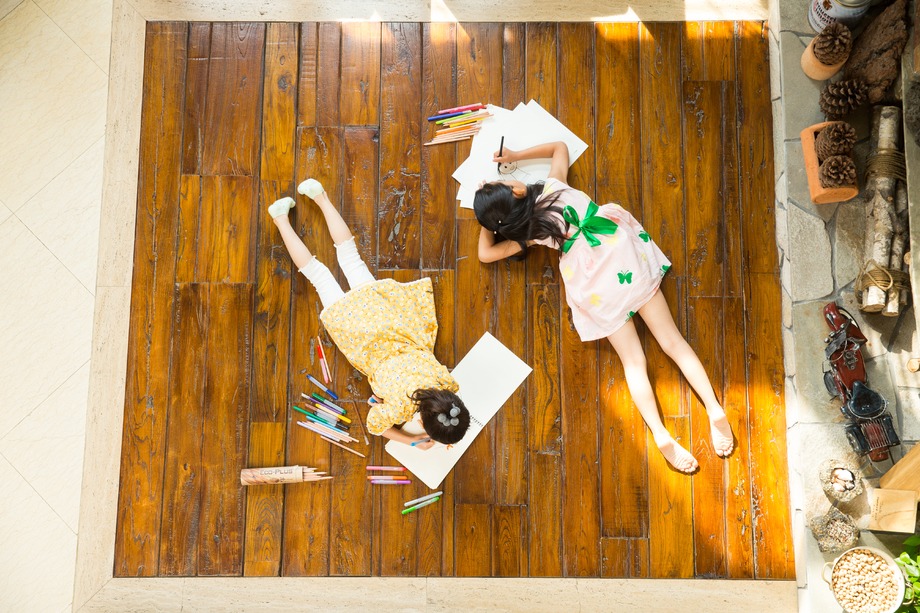 姐妹俩躺在地板上玩耍图片 姐妹俩躺在地板上玩耍图片