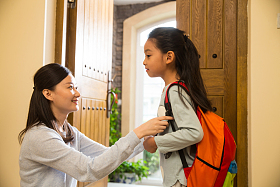 妈妈送女儿去上学