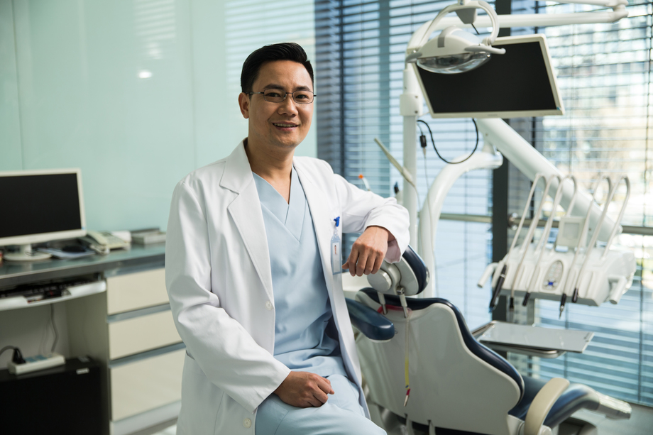 中年牙科医生照片 中年牙科医生照片