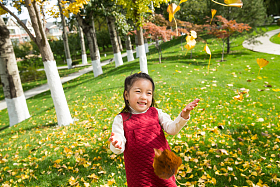 可爱的小女孩在户外玩耍照片