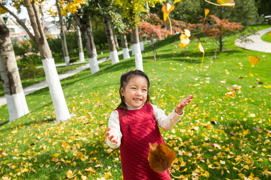 可爱的小女孩在户外玩耍照片 可爱的小女孩在户外玩耍照片