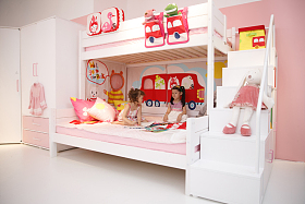 可爱的小女孩在卧室玩耍图片