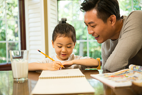 爸爸辅导女儿做作业图片