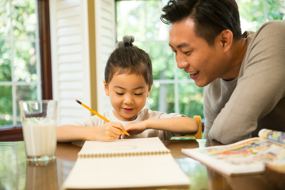 爸爸辅导女儿做作业图片