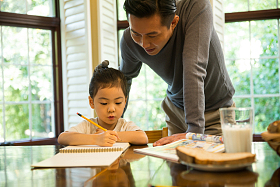 爸爸辅导女儿做作