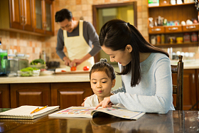 妈妈辅导女儿做作业照片