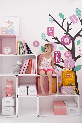 可爱的小女孩在学习