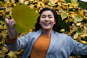 青年女人在户外图片