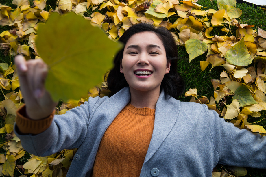 青年女人在户外图片
