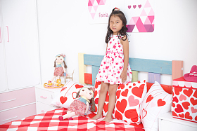 可爱的小女孩在卧室玩耍