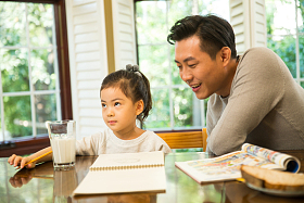 爸爸辅导女儿做作