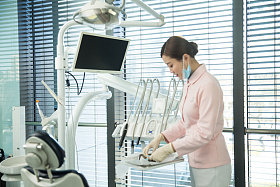 年轻的牙科女医生图片