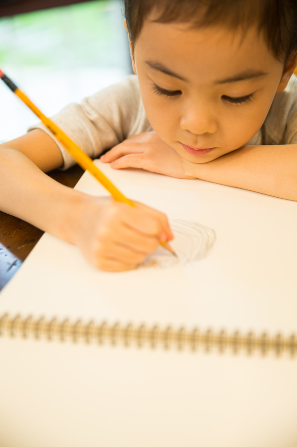 小女孩写作业图片 小女孩写作业图片