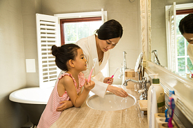 小女孩和妈妈在卫生间里洗漱