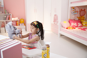 小女孩在卧室照片