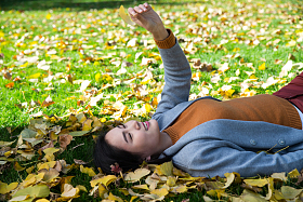 青年女人在户外