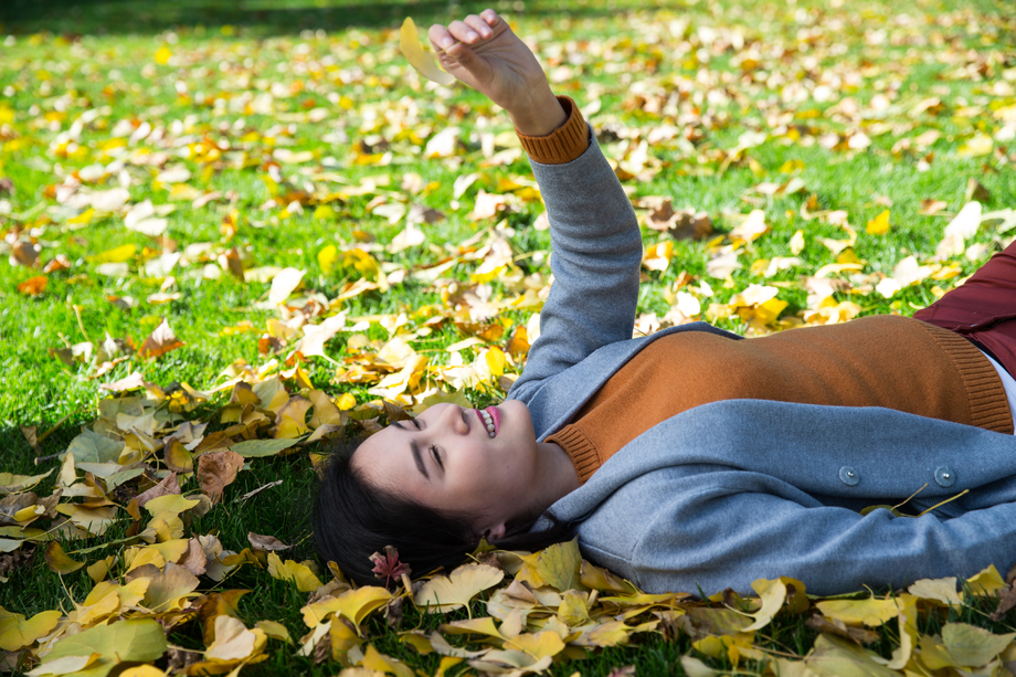 青年女人在户外