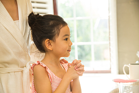小女孩和妈妈在卫生间里洗漱