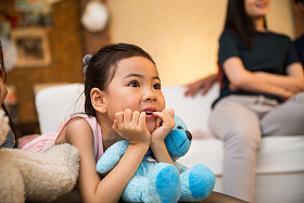 幸福家庭看电视