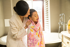 小女孩和妈妈在卫生间里洗漱