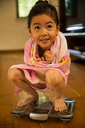 小女孩称体重图片