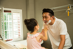 爸爸和女儿在卫生间玩耍