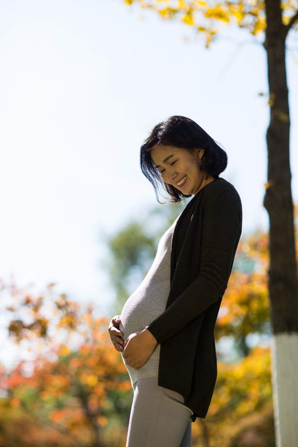 年轻的孕妇在户外