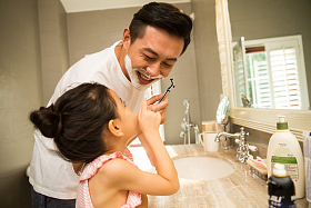 爸爸和女儿在卫生间玩耍