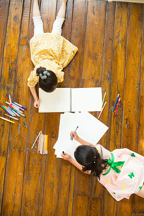 姐妹俩躺在地板上玩耍图片