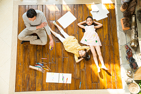 幸福家庭躺在地板上