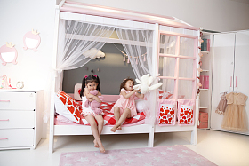 可爱的小女孩在卧室玩耍图片