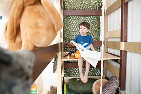 可爱的小男孩在游戏室照片