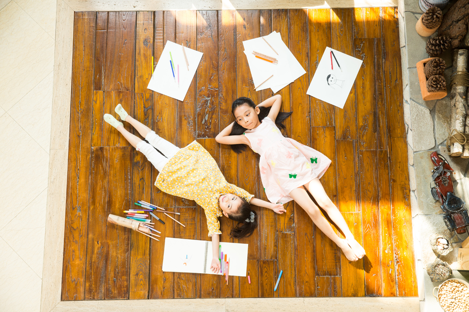 姐妹俩躺在地板上玩耍照片 姐妹俩躺在地板上玩耍照片