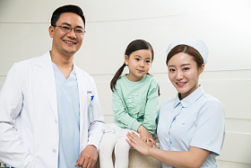 医护工作者和女孩图片