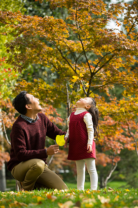 父亲陪着女儿在户外玩耍图片