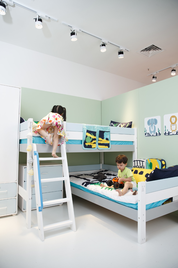 儿童在床上玩耍